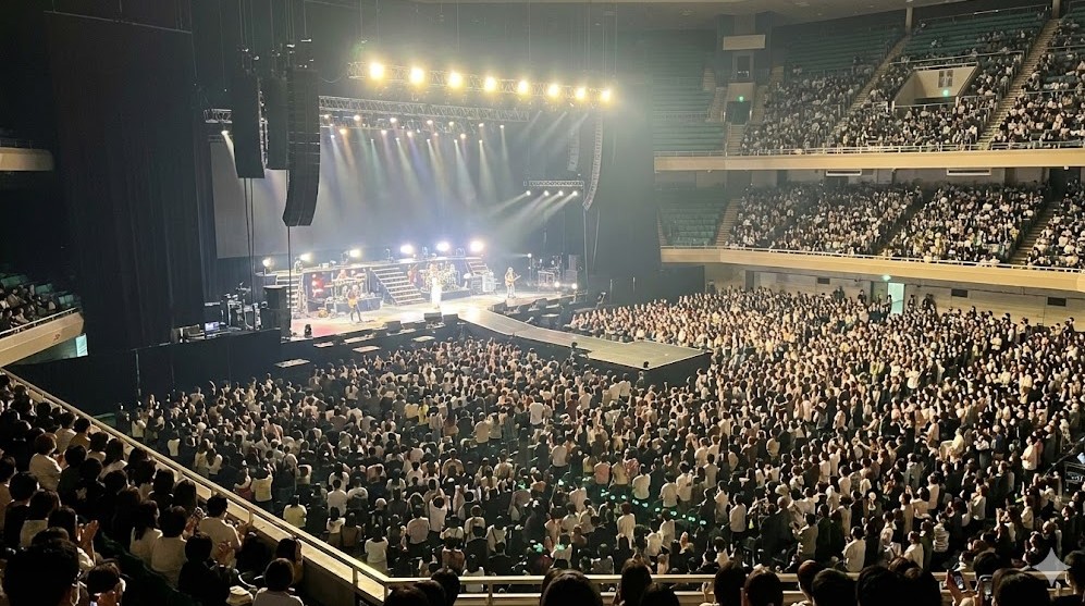2階スタンド席から眺めるステージ演出のバランス