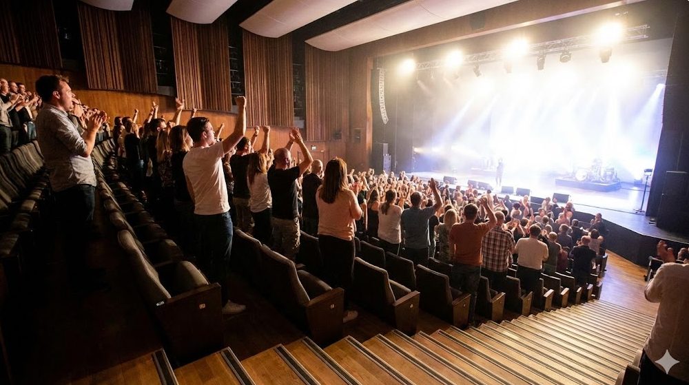 前の人が立っても安心な1階席の急勾配とレイクの秘密