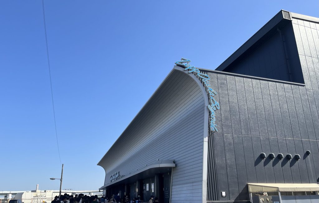 青空に映えるZepp Osaka Baysideの外観。会場前のスペースも広々としています